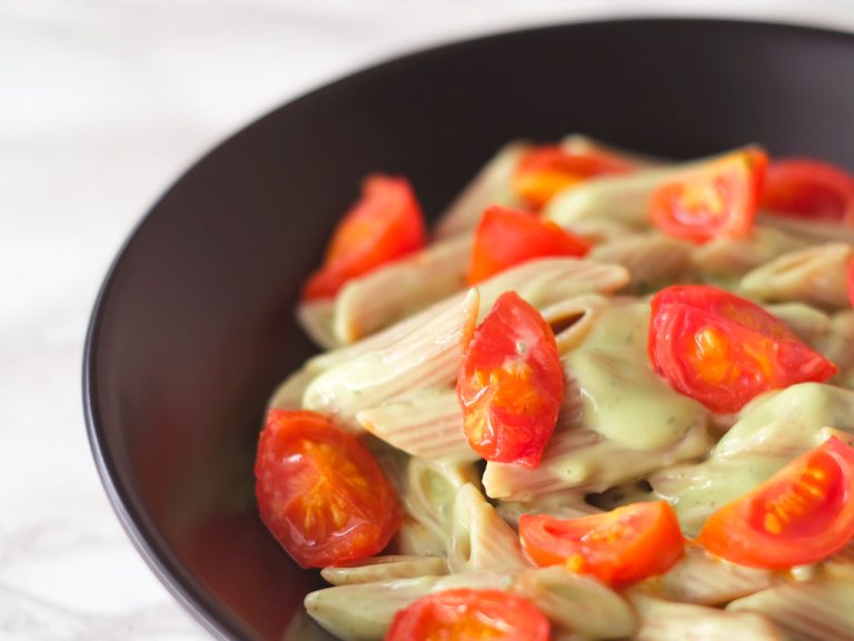 Pasta di lenticchie con crema di avocado e pomodorini saltati in padella