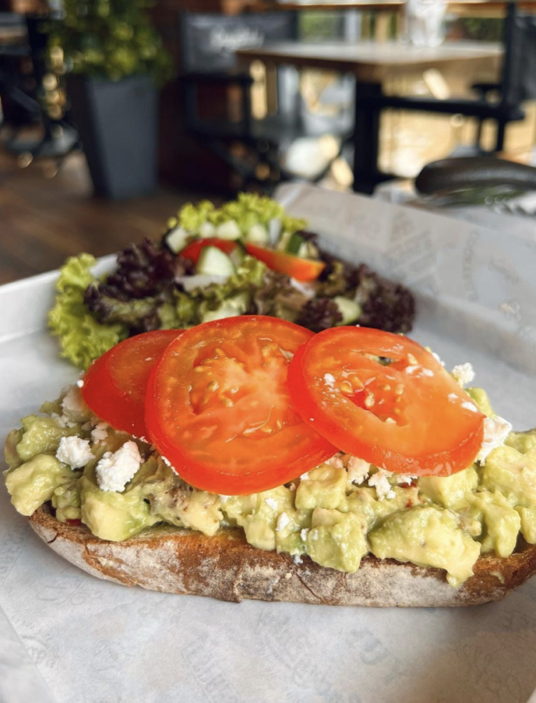 Avocado toast con feta greca e pomodorini
