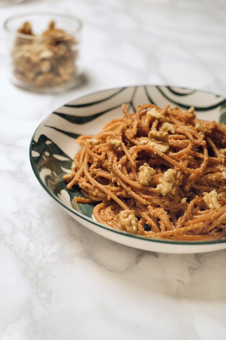 Pasta di lenticchie con crema di peperoni, noci e olive