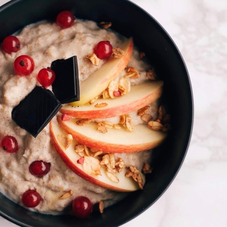 Un porridge caldo per iniziare la giornata con dolcezza!